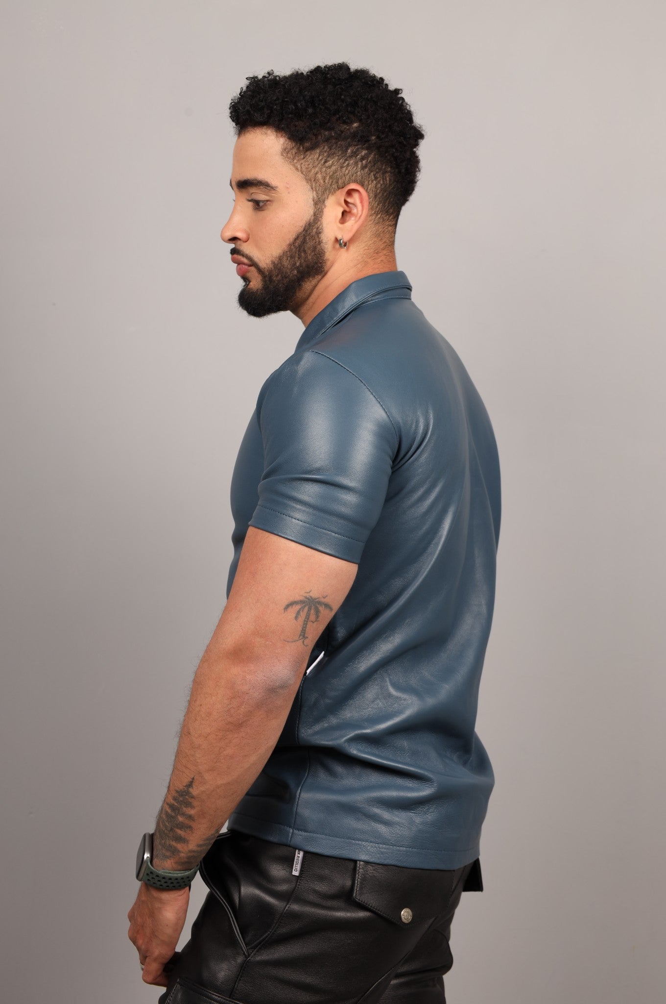 Marineblaues Leder-Polohemd