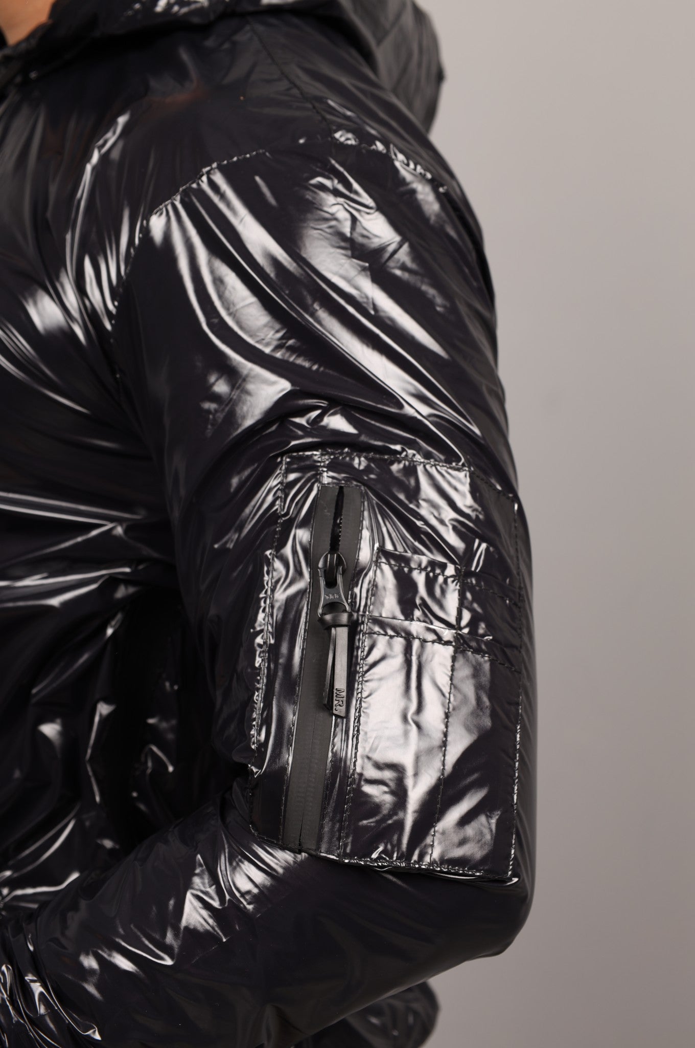 Schwarzer Glänzender Nylon-Hoodie