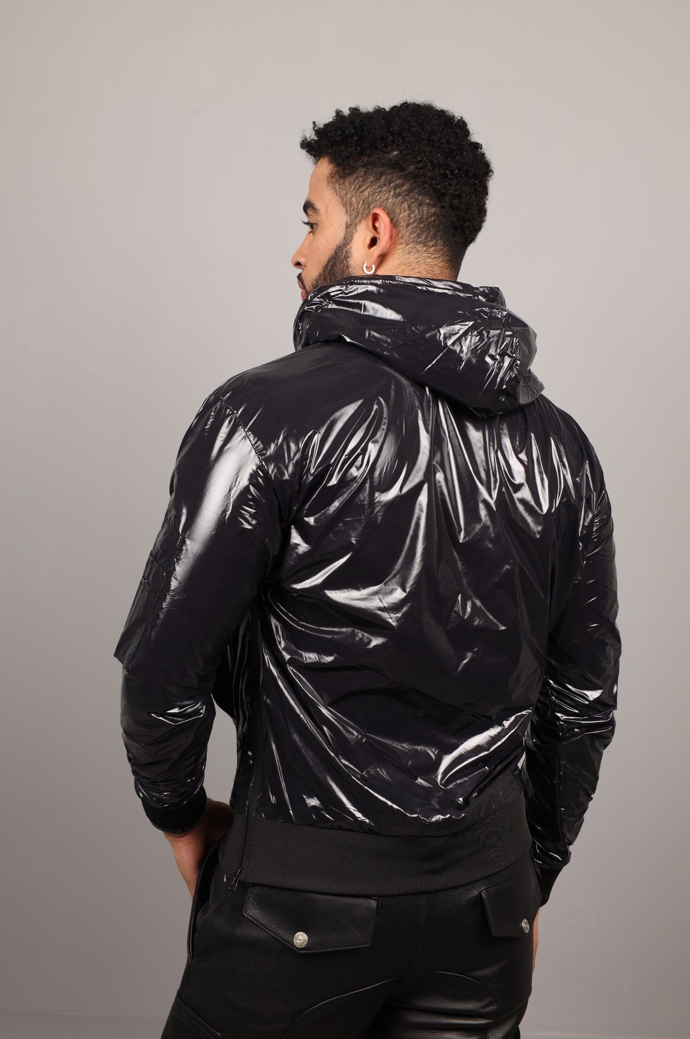Schwarzer Glänzender Nylon-Hoodie