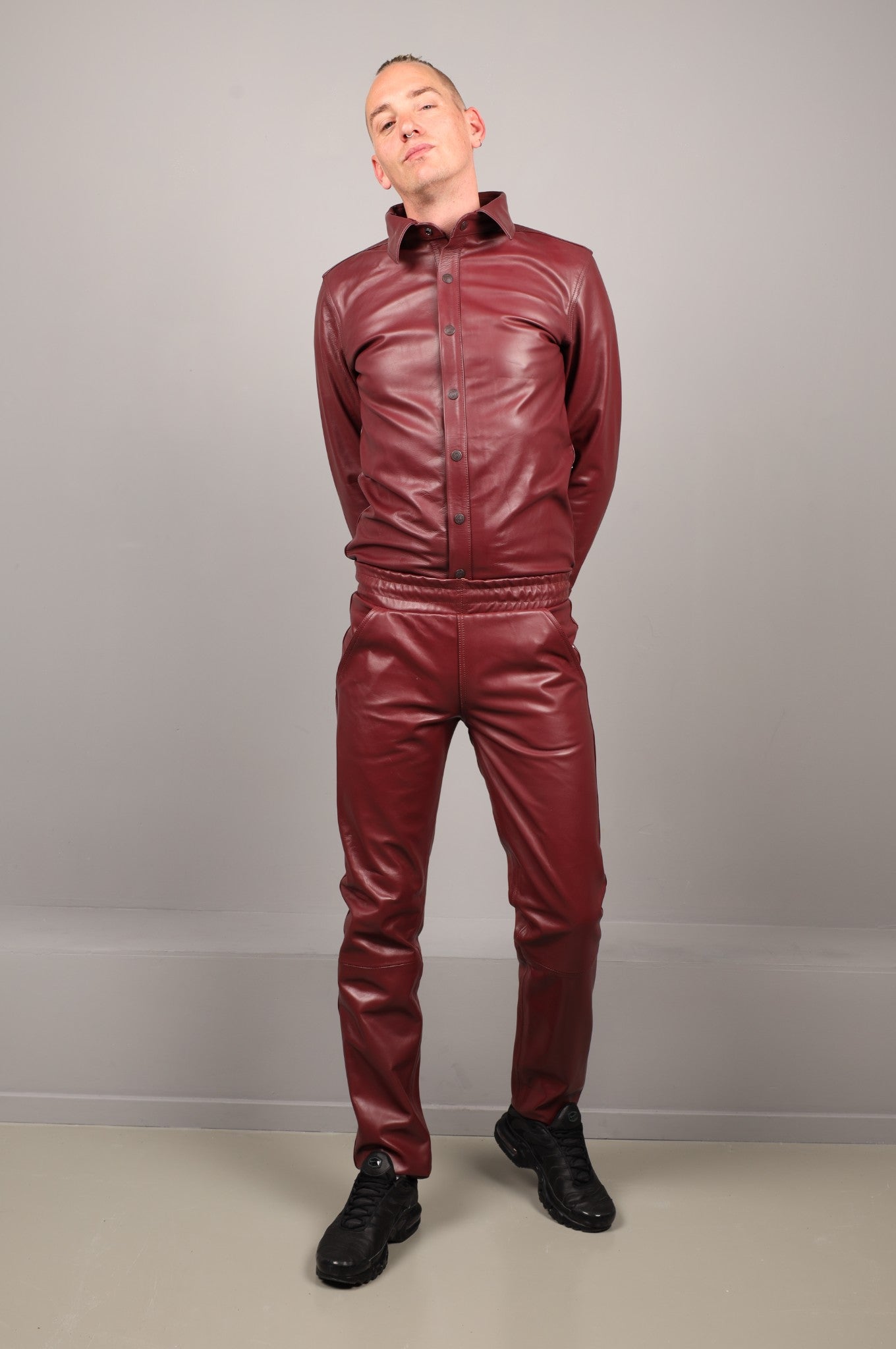 Burgunderrote Slim Fit Leder-Trainingshose