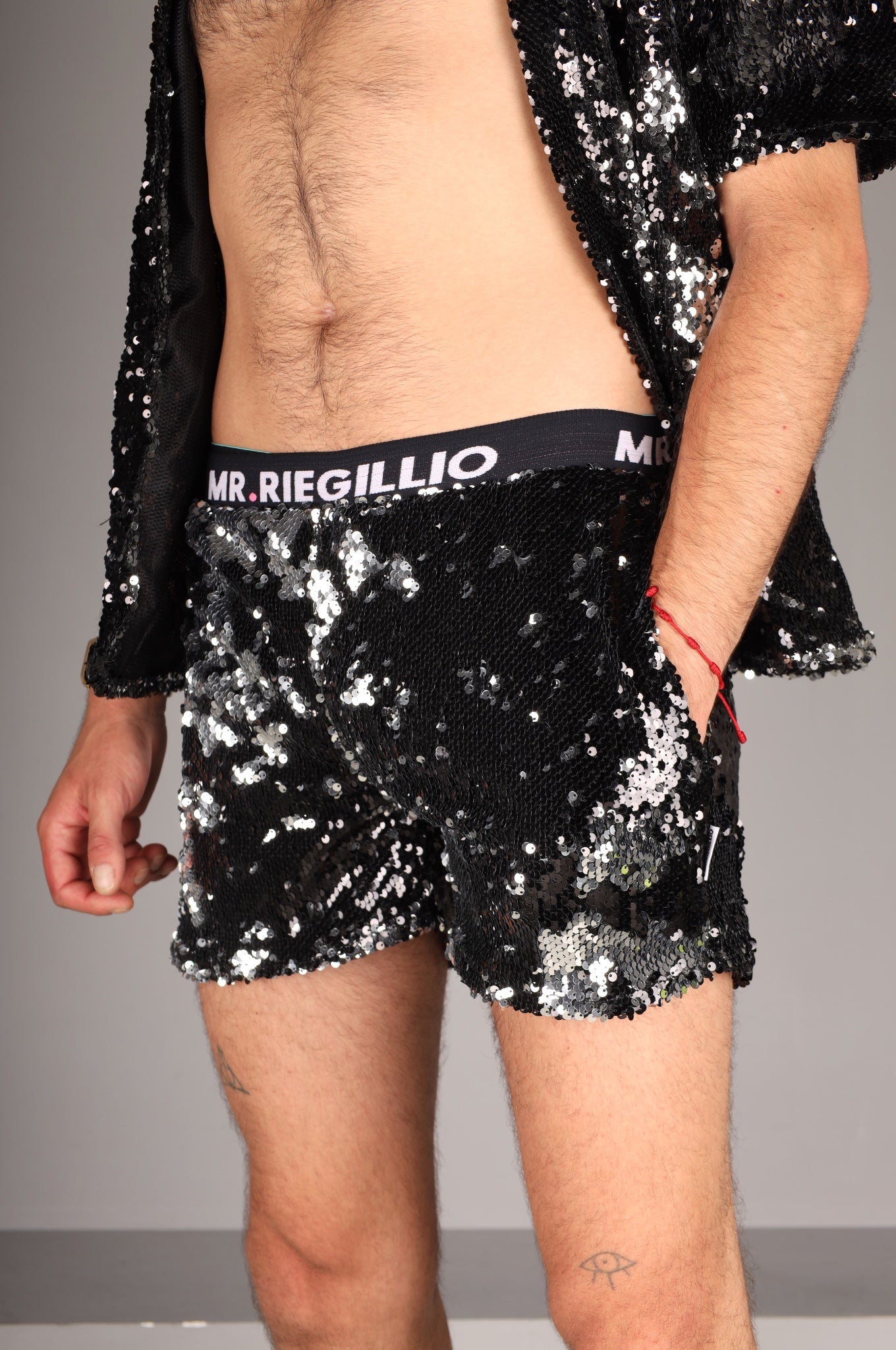 Schwarze/silberne Pailletten-Logo-Short