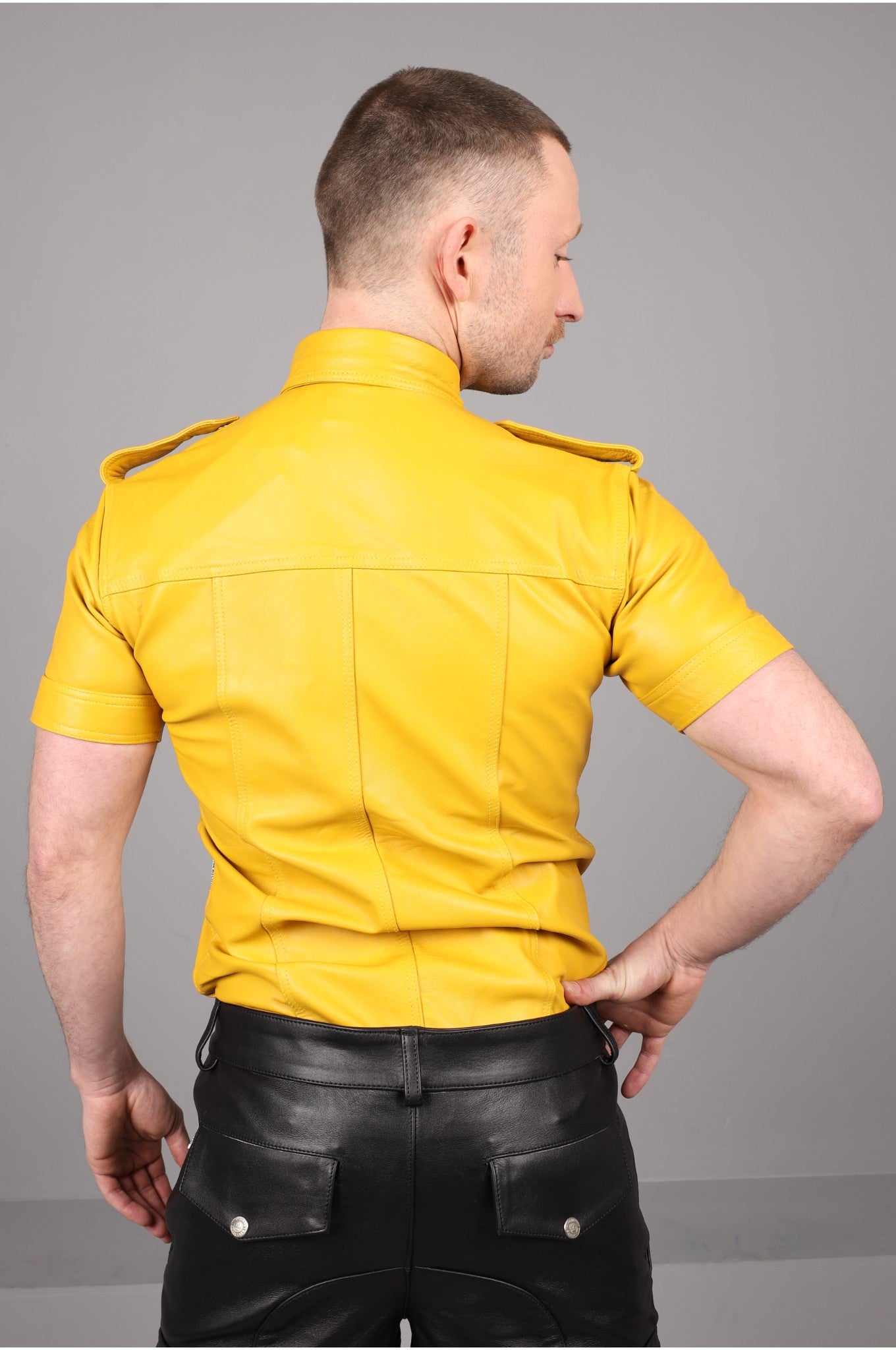 Gelbes Ledershirt