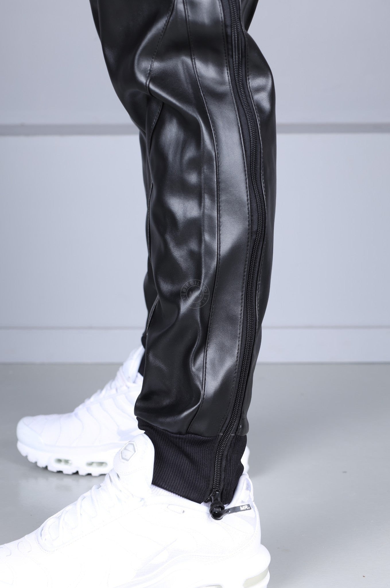 MR. 24 Tracksuit Pants Thru Zip - Black at MR. Riegillio
