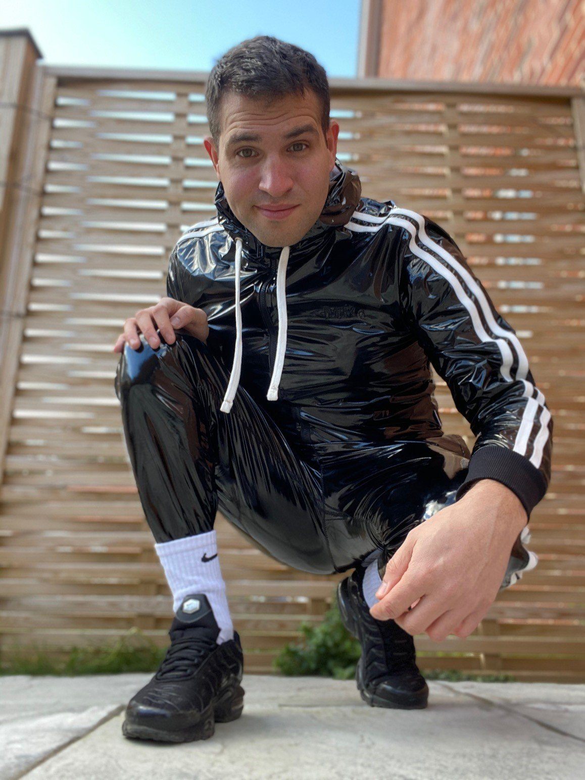 Deux hommes adultes en tenue fetish sportswear, photo d’illustration