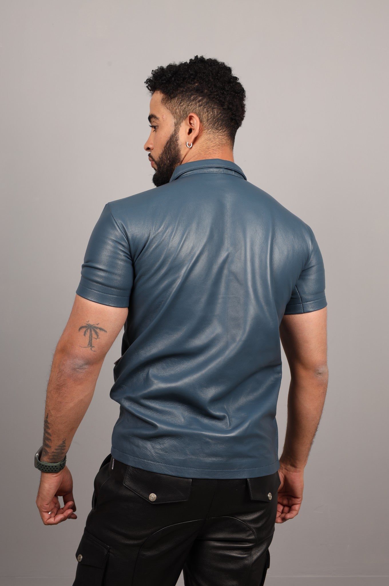 Marineblaues Leder-Polohemd
