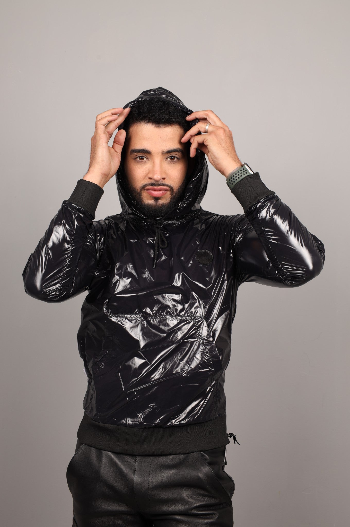 Schwarzer Glänzender Nylon-Hoodie