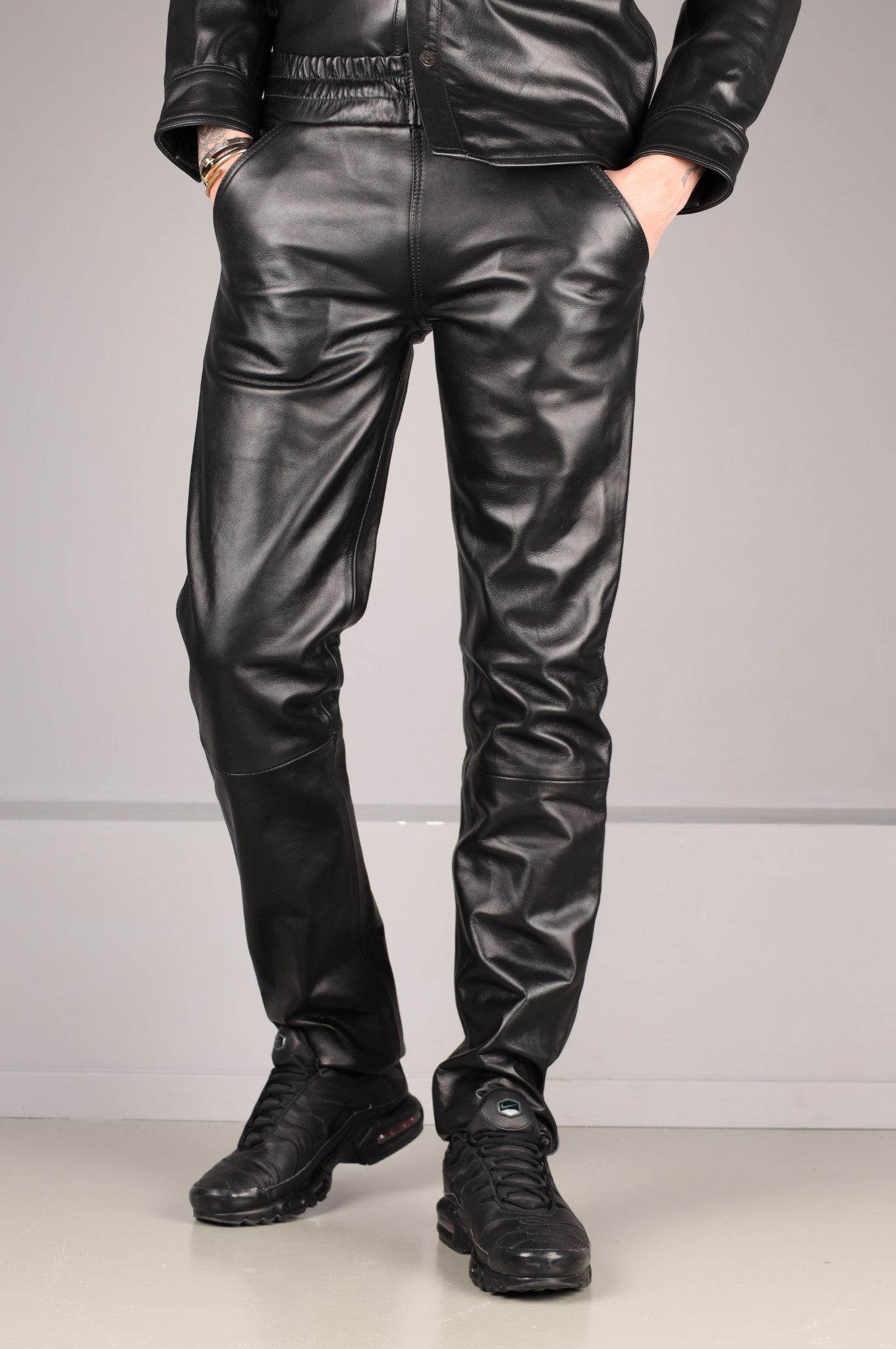 Schwarze Slim Fit Leder-Trainingshose
