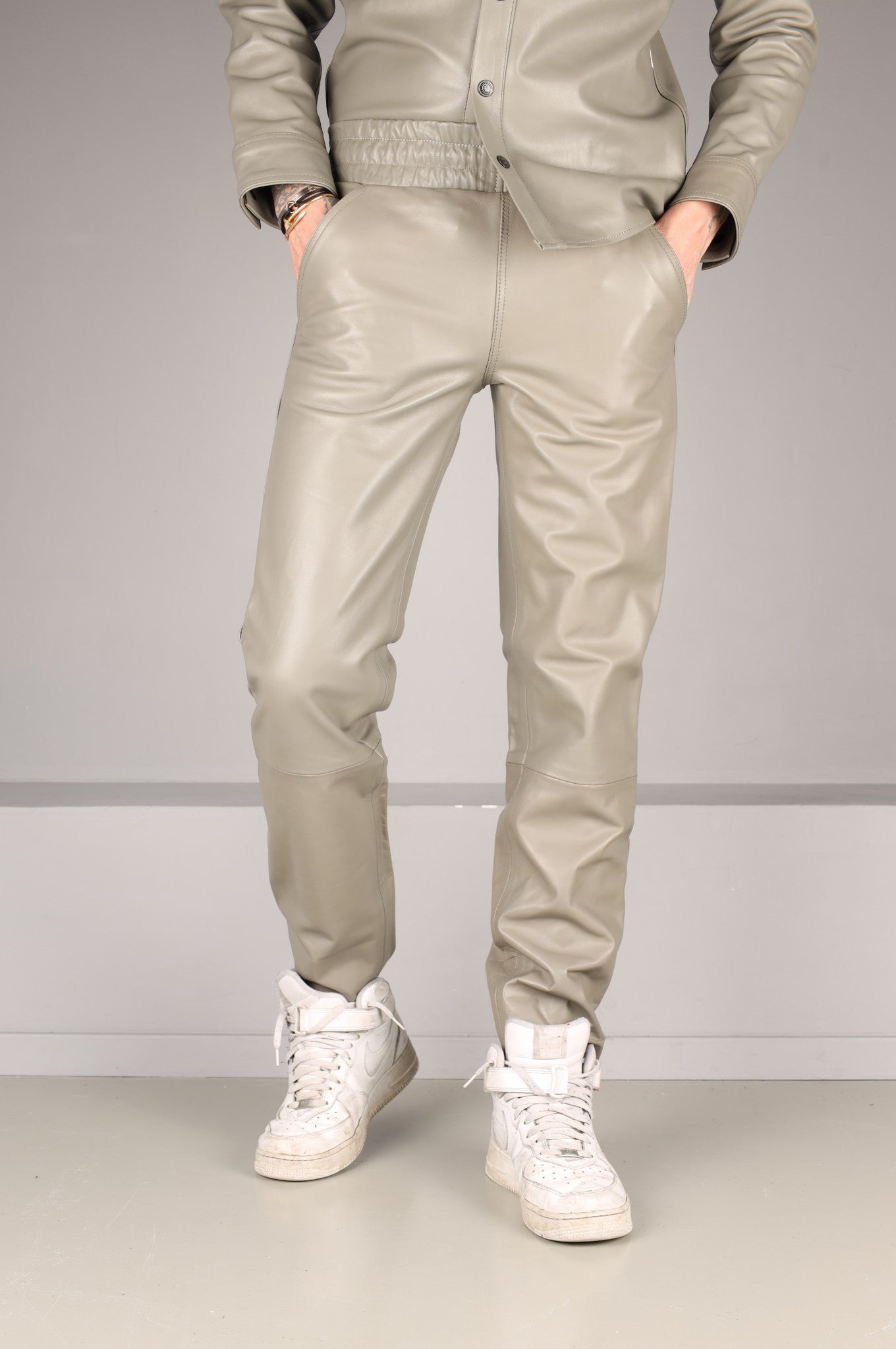 Graue Slim Fit Leder-Jogginghose