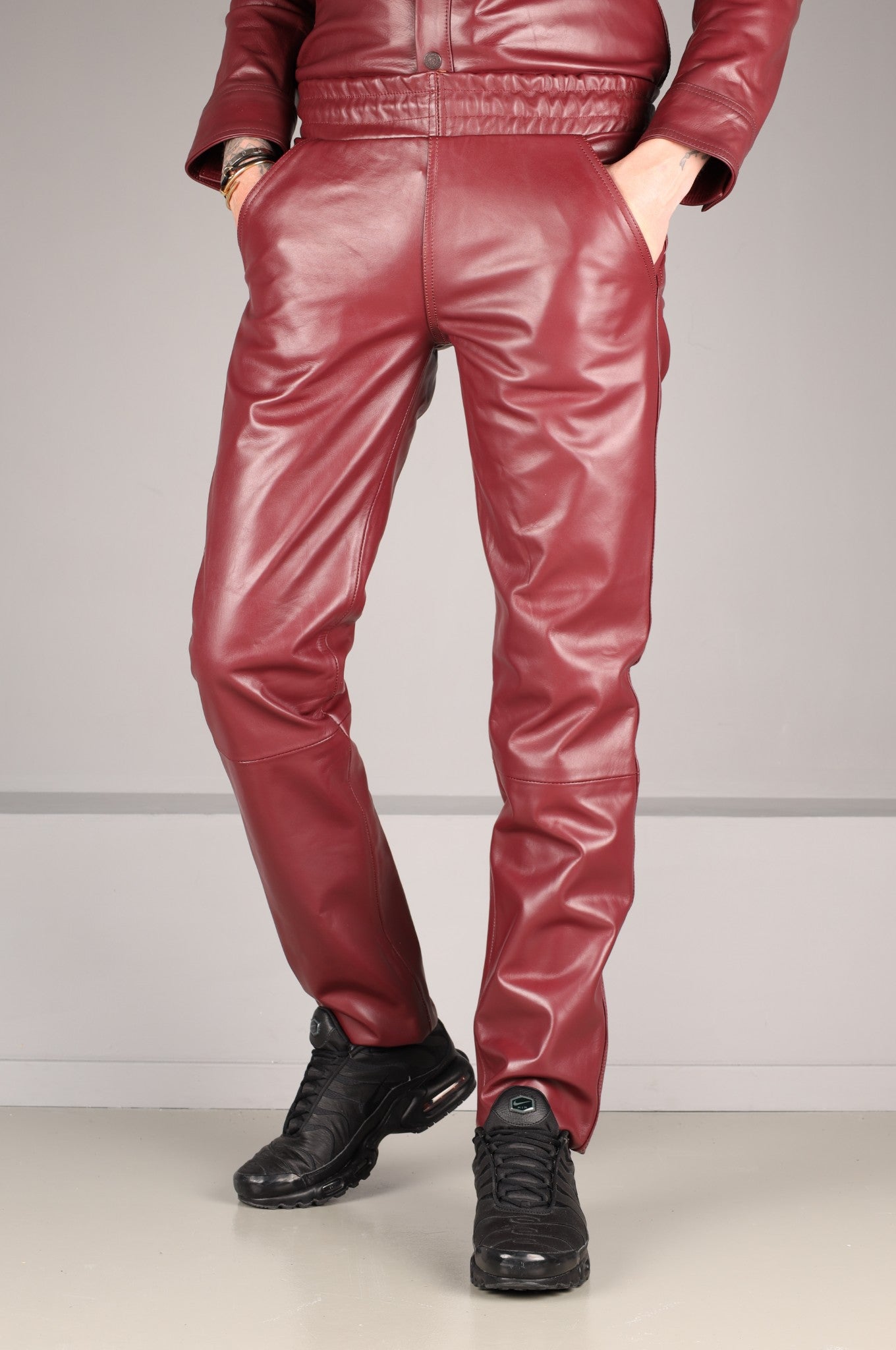 Burgunderrote Slim Fit Leder-Trainingshose