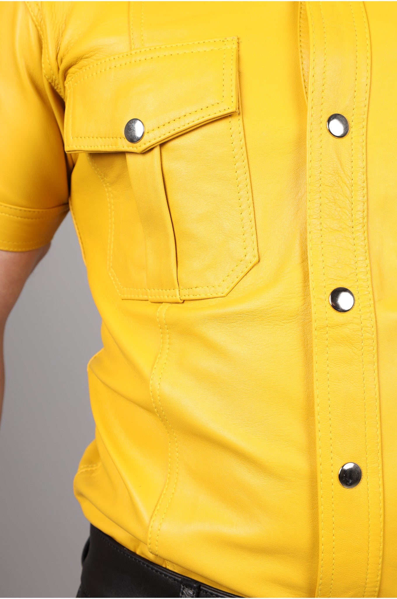 Gelbes Ledershirt