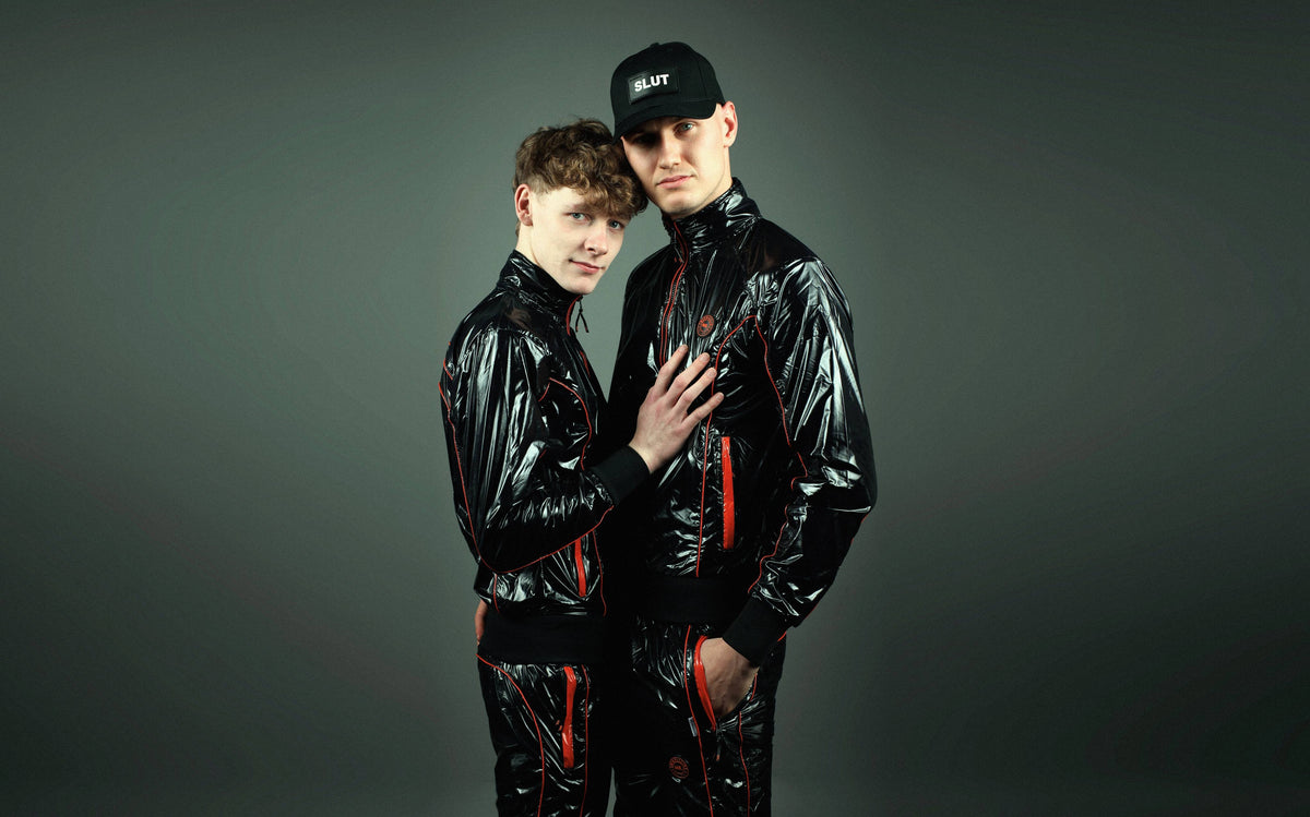 Deux hommes en tenues sportswear fetish, MR. Riegillio